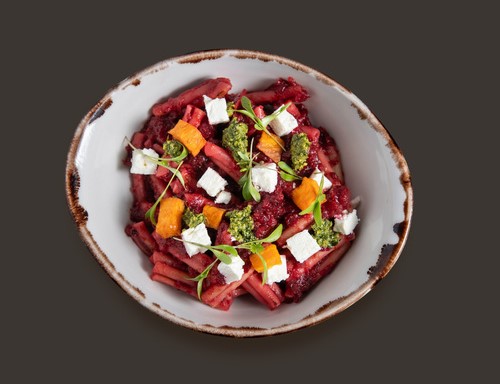 Pasta casarecce con boloñesa de remolacha