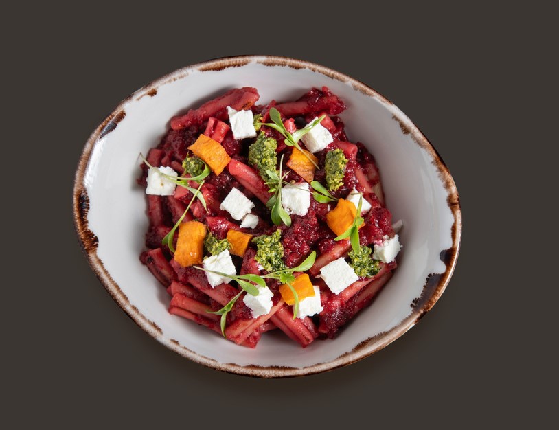 Pasta casarecce con boloñesa de remolacha