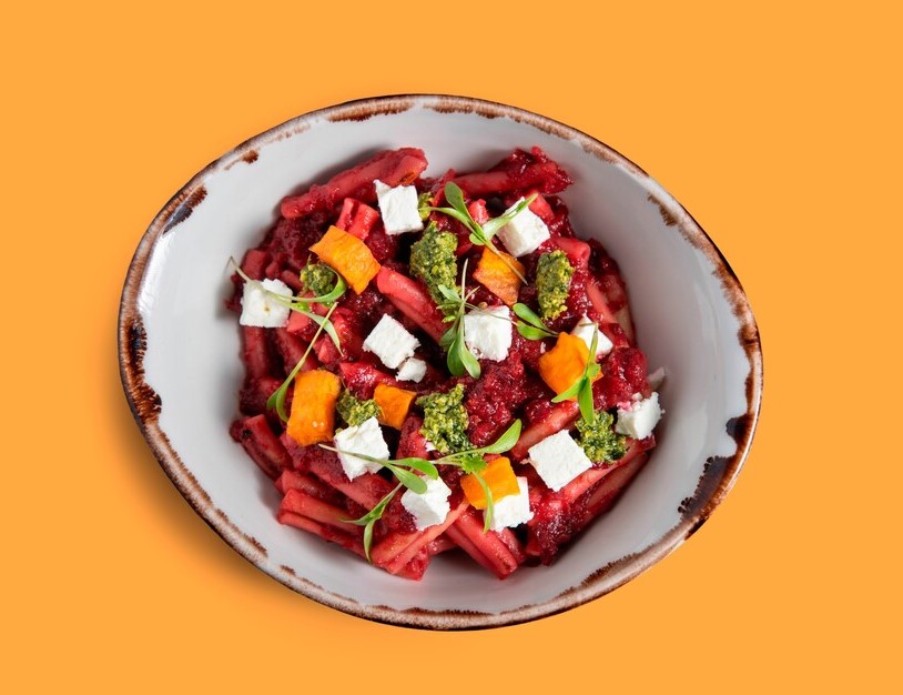 Pasta casarecce con boloñesa de remolacha