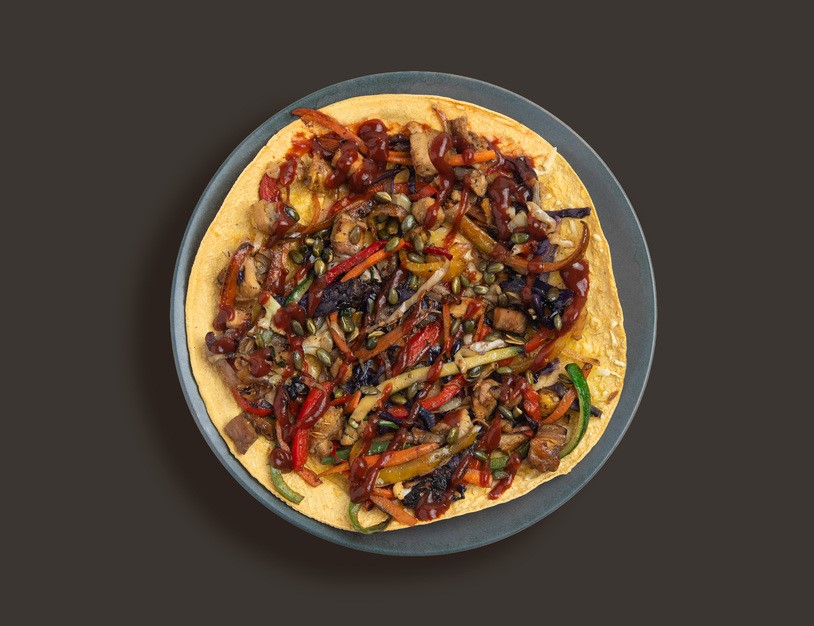 Pizza de maíz con pollo y salsa bbq
